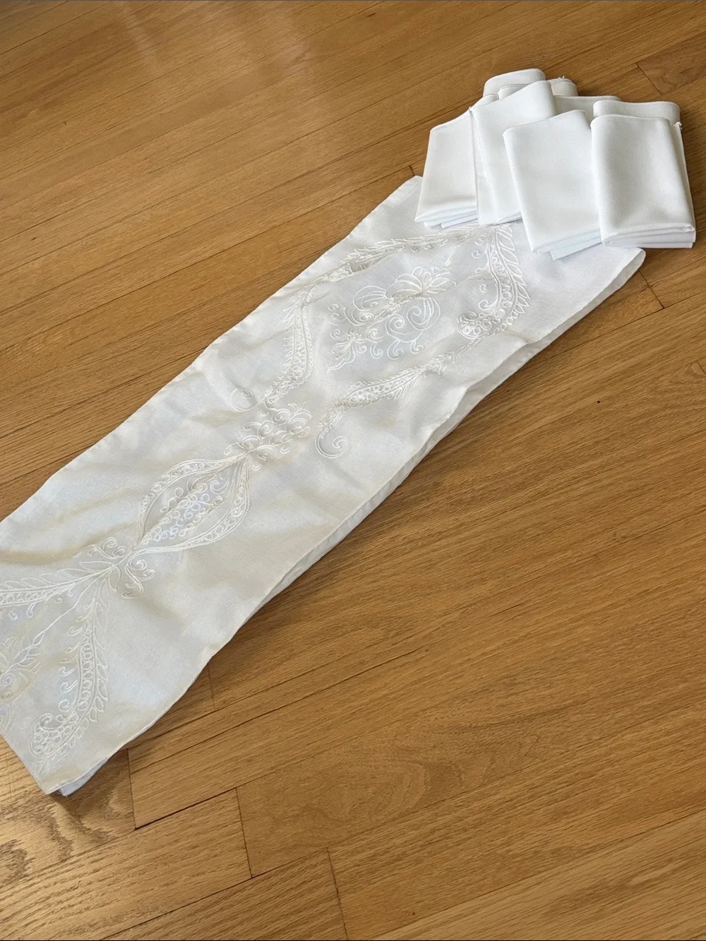 TABLE RUNNER nwot bundle embroidered & lined with 8 new white napkins
